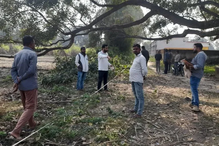 शाहजहांपुर: खलिहान की भूमि पर कब्जा के मामले में जांच करने पहुंचे कानूनगो, कराई पैमाइश