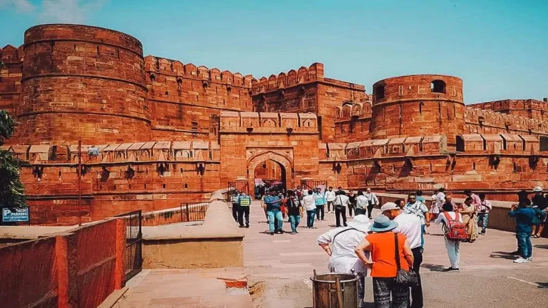 टिकट की रिसेलिंग में आगरा किले से गार्ड को हटाया, लम्बे समय से चल रहा था ये फर्जीवाड़ा 