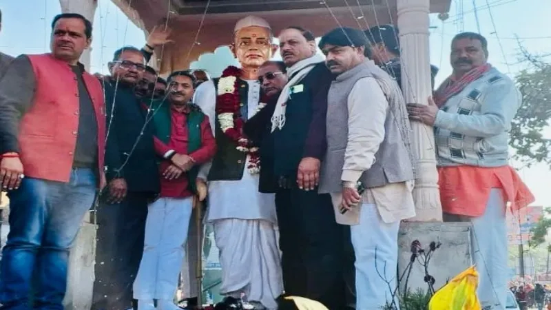 चौधरी चरण सिंह को भारत रत्न देने पर जाट समाज खुश, भाजपा कार्यकर्ताओं ने किया प्रतिमा पर माल्यार्पण 