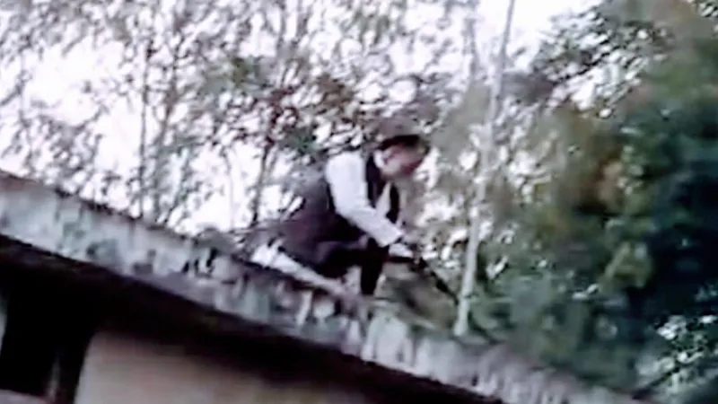 Video : गोंडा में मजार की जमीन पर कब्जे को लेकर भिड़े दो पक्ष, पथराव और फायरिंग से गांव में दहशत