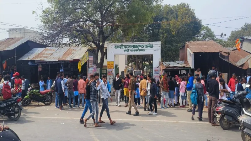 UP board exam: पहले दिन हिंदी के पेपर ने दी राहत, छात्र बोले-दूर हुआ तनाव