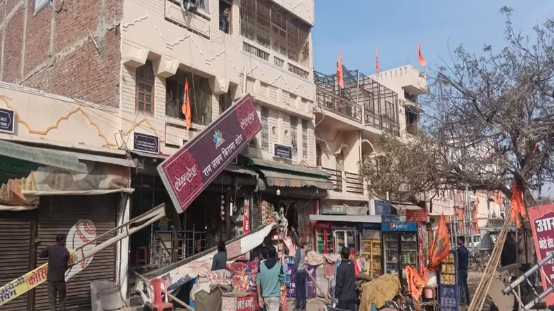 अयोध्या: रामपथ पर दुकानों पर नहीं लगेंगे प्रचार के बोर्ड, फसाड की एकरूपता के लिए प्राधिकरण ने बोर्ड हटाने किए शुरू