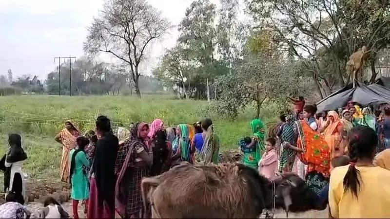 सीतापुर: किशोर का खेत में मिला अर्धनग्न शव, परिजनों ने जताई कुकर्म के बाद हत्या की आशंका