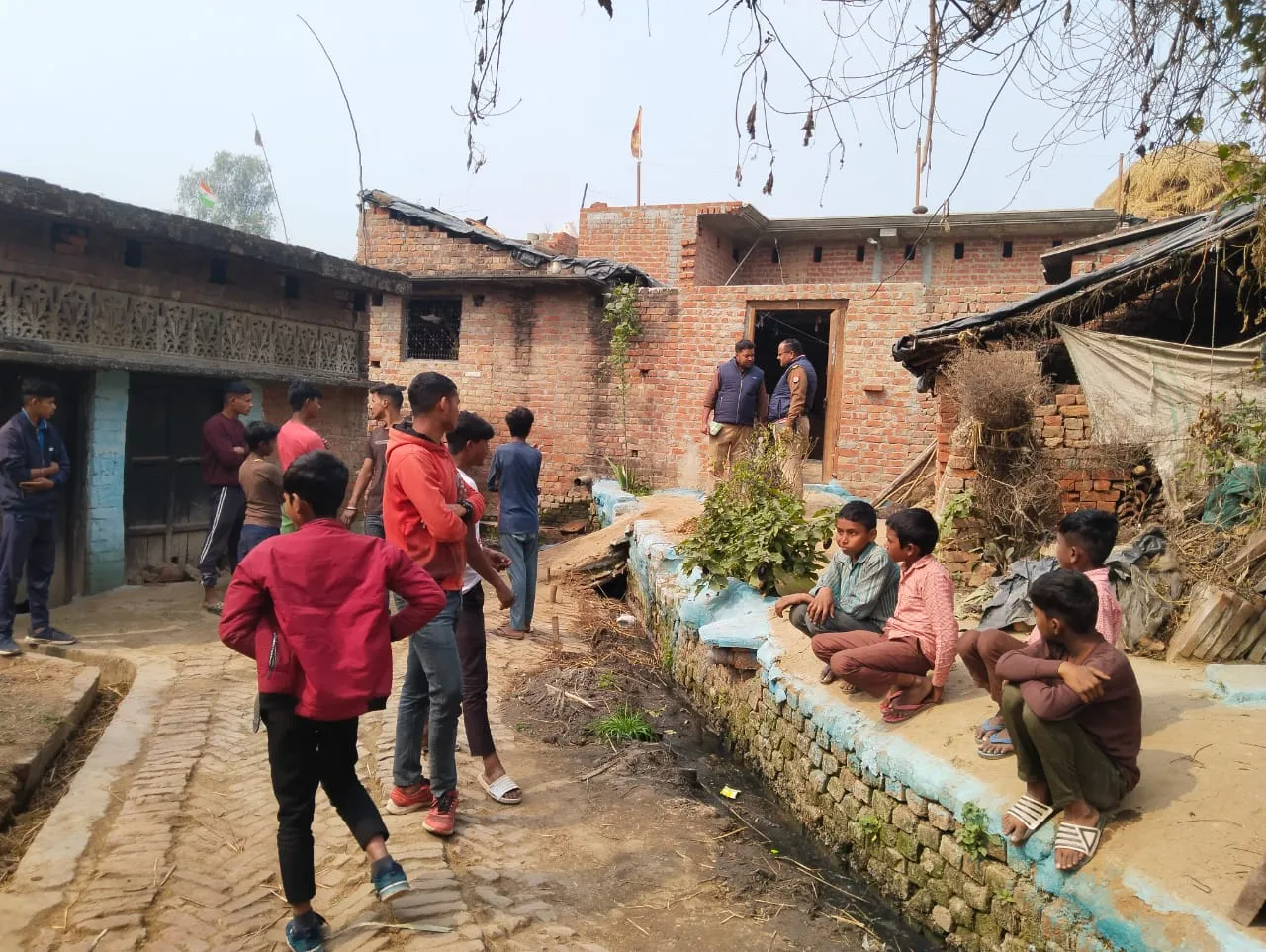 पीलीभीत: फावड़े से वार कर पति ने पत्नी को उतारा मौत के घाट...पुलिस छानबीन में जुटी, आरोपी फरार