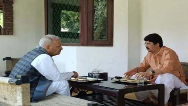 सपा प्रदेश अध्यक्ष पहुंचे राजा भइया के आवास, राजनीतिक गलियारे में बढ़ी सरगर्मी