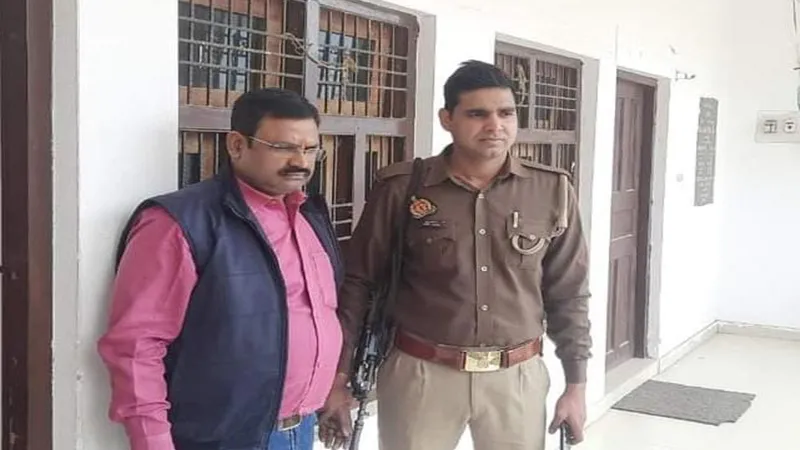 गोंडा: 5000 रुपए की रिश्वत लेते पकड़ा गया CMO Office का बाबू, एंटी करप्शन टीम ने किया गिरफ्तार
