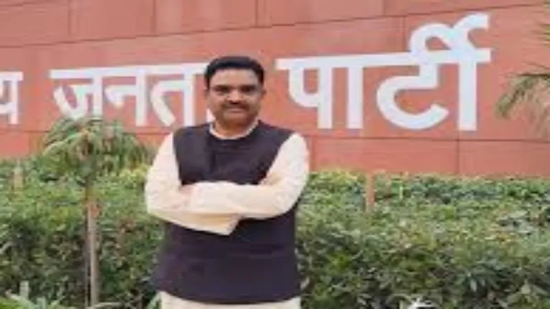 बलिया में सामूहिक विवाह फर्जीवाड़े पर मंत्री असीम अरुण हुए सख्त, कहा-वर्दी उतार दी है, लेकिन डंडा साथ लाया हूं! सुनिए क्या बोले...VIDEO