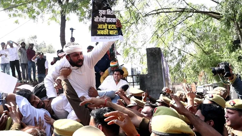 RO-ARO और पुलिस भर्ती परीक्षा पेपर लीक को लेकर यूथ कांग्रेस का जोरदार प्रदर्शन, पुलिस से जमकर हुई झड़प-देखें Video 