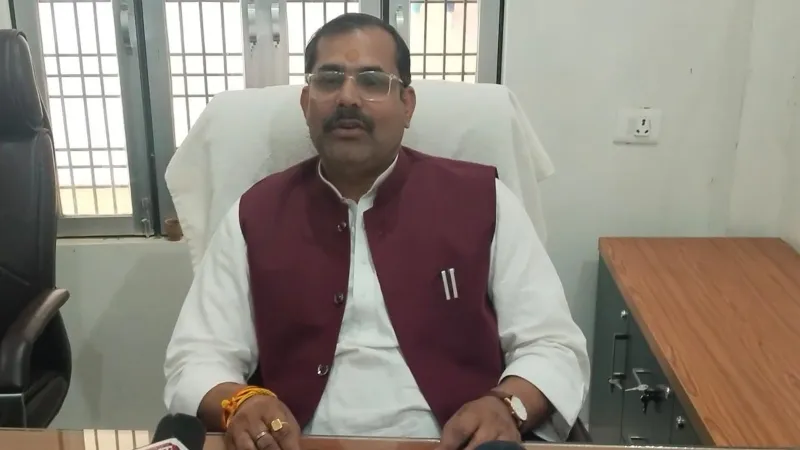 प्रतापगढ़ viral video : चेयरमैन प्रतिनिधि बनकर गुरू जी ने की प्रेसवार्ता, बीएसए ने किया निलंबित 