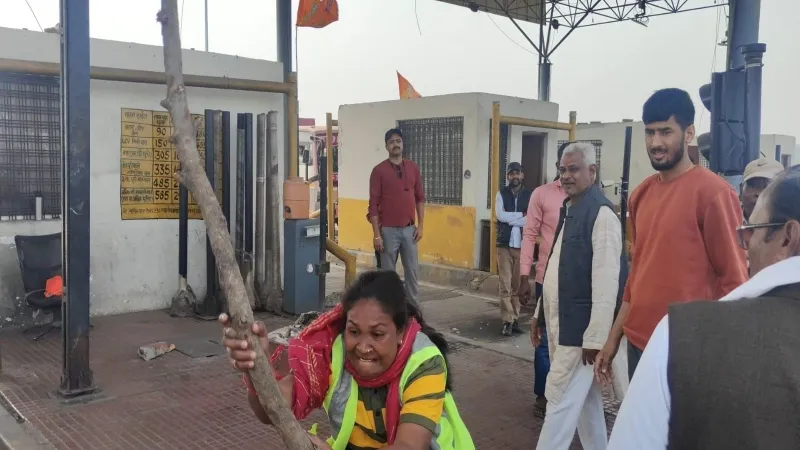 प्रयागराज में टोल प्लाजा कर्मचारियों ने वाहन चालक को दौड़ाकर पीटा, वीडियो वायरल   