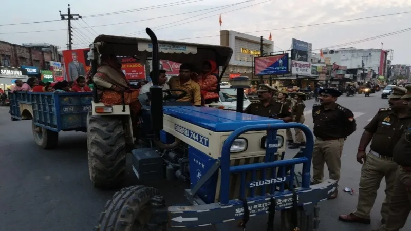 हरदोई में सवारियां ले जा रही ट्रैक्टर-ट्राली हुई सीज,बस से भेजे गए यात्री 