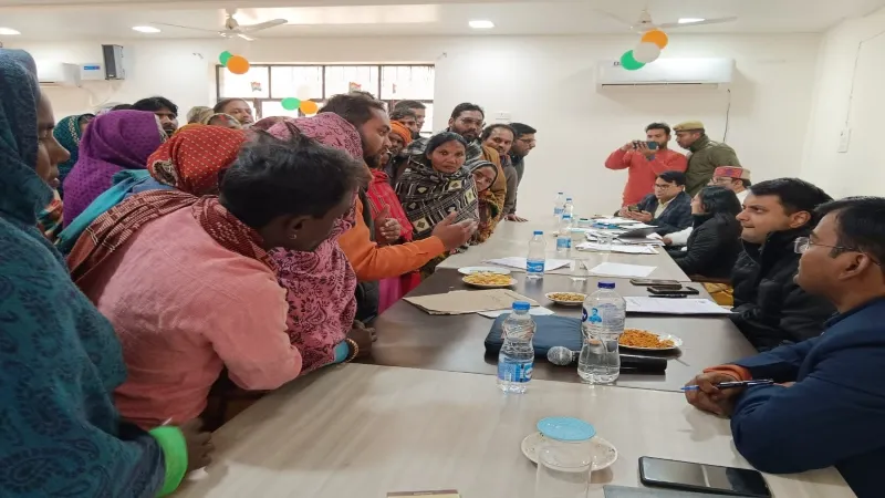अयोध्या : कोटेदार के विरुद्ध ग्रामीणों ने सीडीओ को घेरा, कार्रवाई का मिला आश्वासन 
