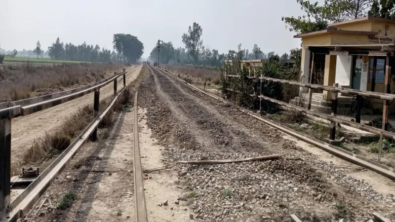 बहराइच: शुरू हुआ अमान परिवर्तन का कार्य, उखड़ने लगी मीटर गेज रेल लाइन