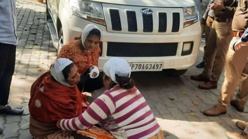 UP: 'पूरी हिस्ट्री है आपकी, मुकदमा लिख दूंगा', डीसीपी की गाड़ी के आगे वकील ने पीड़ितों को बैठाया; खींची फोटो, हुई नोंकझोंक...