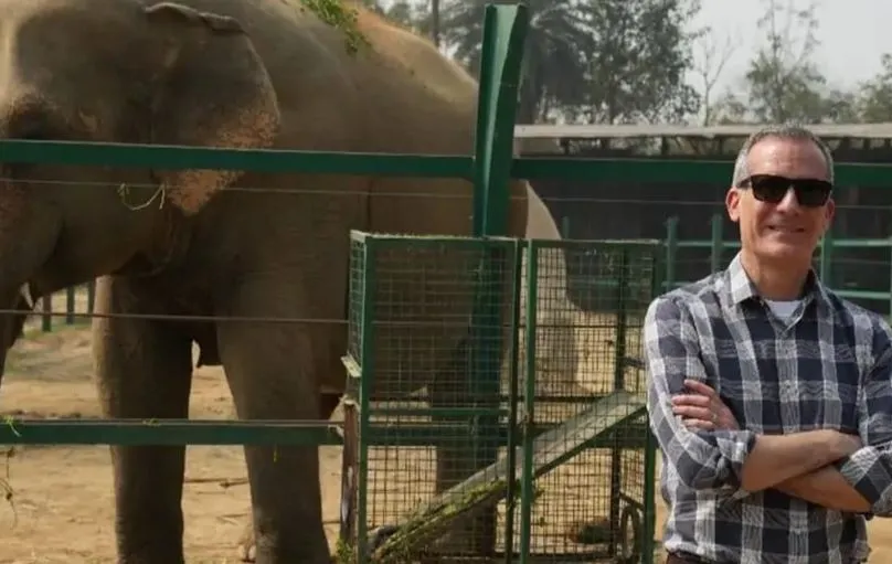 Agra News: अमेरिकी राजदूत ने परिवार समेत देखा हाथी और भालू संरक्षण केंद्र