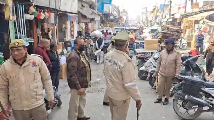 बरेली: श्यामगंज में पथराव के बाद पुलिस सतर्क, चौक-चौराहों पर पुलिसकर्मी तैनात