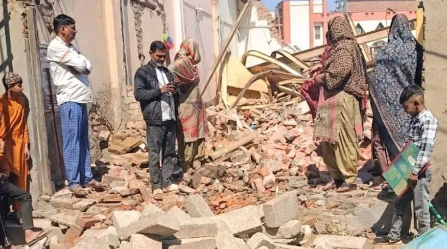 41 लोगों की बचाई जान उसी रैट माइनर के घर चला बुलडोजर, ओवैसी PM मोदी पर भड़के, मनोज तिवारी बोले...