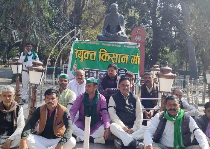 बरेली: किसानों ने काली पट्टी बांधकर दिया मौन धरना, बोले- सरकार आंदोलनकारियों पर बर्बरता तत्काल बंद करे