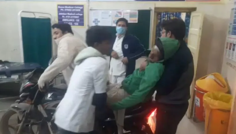 बाइक पर मरीज को बैठाकर इमरजेंसी वार्ड में घुसा अस्पताल का कर्मचारी, देखें वीडियो