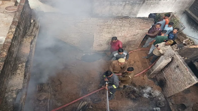 प्रयागराज : मकान में लगी आग, लाखों के सामान समेत दम्पति झुलसे