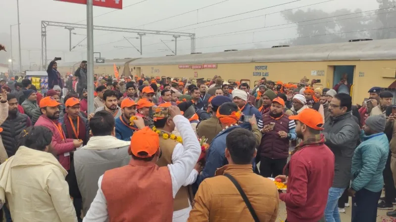 गोंडा : श्रद्धालुओं को लेकर कटरा पहुंची आस्था स्पेशल ट्रेन, लगे जय श्रीराम के जयकारे-देखें Video 
