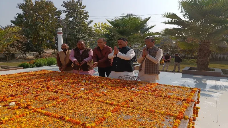 बाराबंकी : बेनी प्रसाद वर्मा की समाधि पर पूर्व मंत्री ने अर्पित किए श्रद्धासुमन