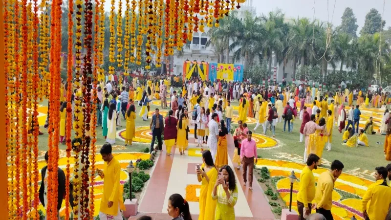 लखनऊ : विद्यादायिनी मां सरस्वती को नमन करने पहुंचे हजारों लोग, तस्वीरों में देखिए 112 साल पुरानी परंपरा के मनमोहक दृश्य