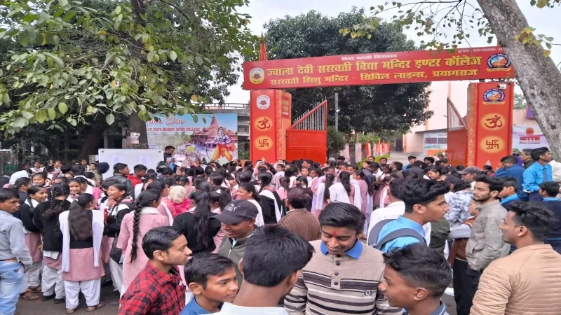 यूपी बोर्ड परीक्षा शुरु, समय पर पहुंचे परीक्षार्थी-चेकिंग के बाद हुई इंट्री