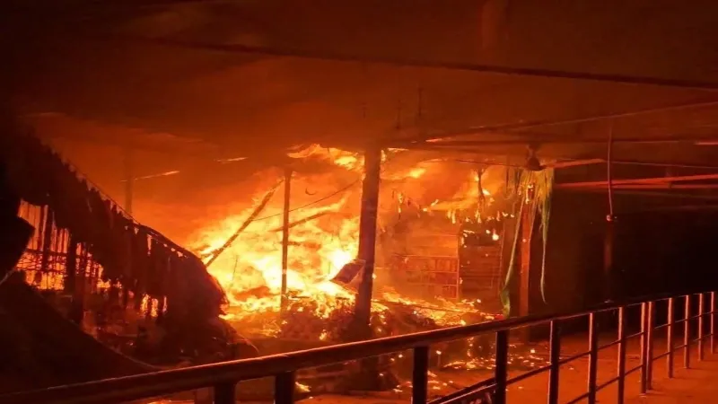 Video: वाराणसी में मारकंडेय महादेव धाम के पास लगी आग, कई दुकानें जलकर राख  