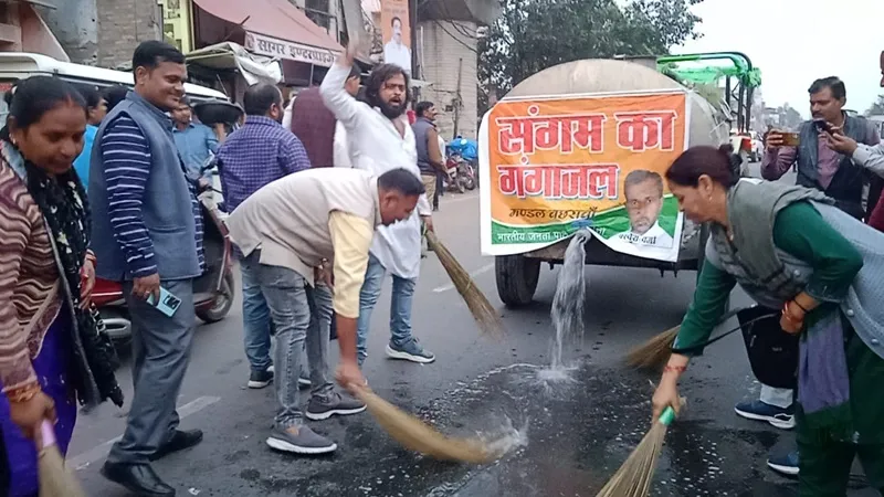 रायबरेली: राहुल गांधी की यात्रा गुजरने के बाद भाजपाइयों ने गंगाजल से धुली सड़क, लगाए जय श्रीराम के नारे