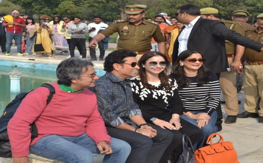 Agra News: सचिन तेंदुलकर पत्नी संग पहुंचे ताजमहल, मोहब्बत की इमारत को निहारा