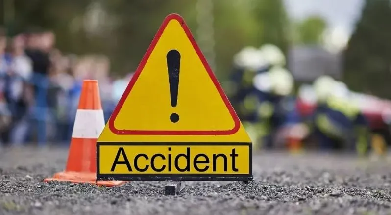 Shahjahanpur News: गर्रा पुल पर कार पलटी, बीबीए के छात्र की मौत, एक घायल
