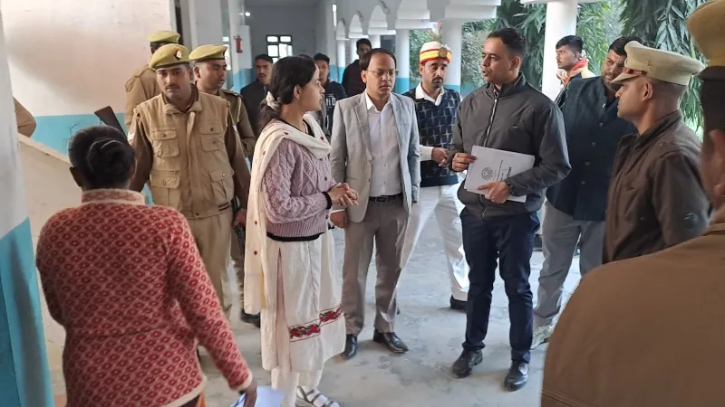 UP Police recruitment exam : श्रावस्ती में एक्टिव रहे डीएम और एसपी, परीक्षा केंद्रों का लिया जायजा