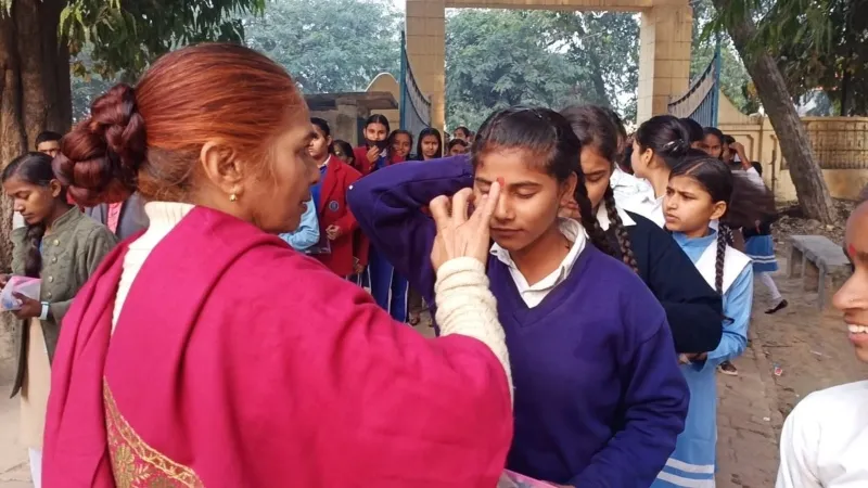 कड़ी सुरक्षा के बीच बोर्ड परीक्षा शुरू, अयोध्या में रोली-टीका लगाकर हुआ परीक्षार्थियों का स्वागत