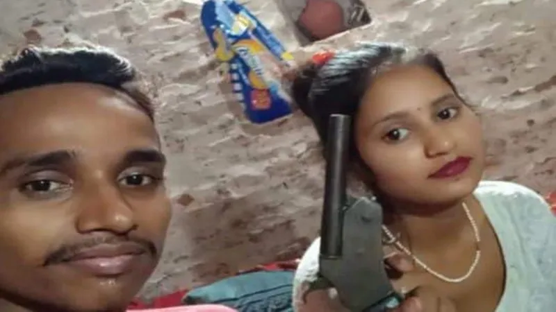 हरदोई: पति-पत्नी का तमंचे के साथ फोटो सोशल मीडिया में वायरल, जांच में जुटी पुलिस