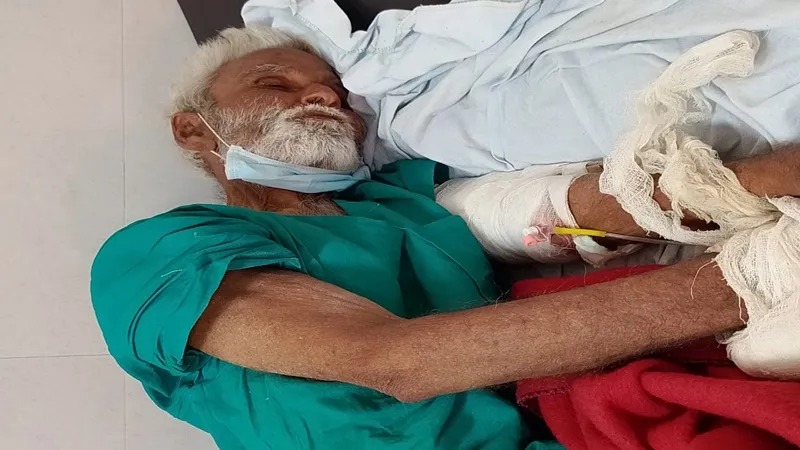  हरदोई: चेहरे पर झुर्रियां, कंपकंपाता जिस्म, जुबां खमोश, बेबस आंखों को किसी अपने का अभी भी इंतजार...