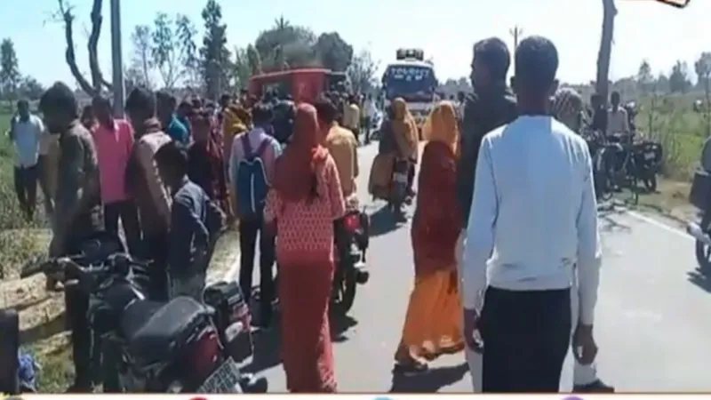 हरदोई में भीषण हादसा: बाइक सवार को बचाने में पलटी बस, एक बच्चे की मौत, 14 जख्मी