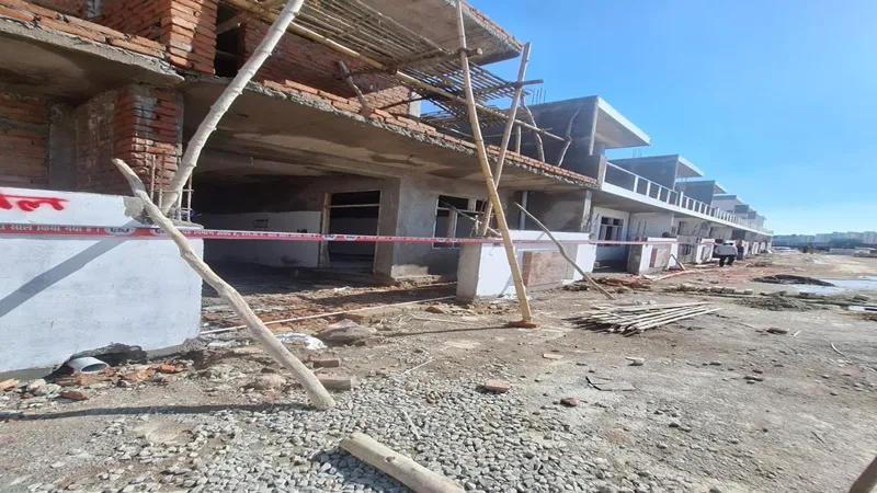 एलडीए की बड़ी कार्रवाई: 16 रो-हाउस और एक व्यावसायिक निर्माण को किया सील, जानें वजह