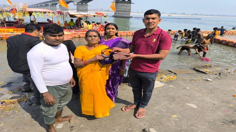 अयोध्या: जल पुलिस ने खोजकर तमिलनाडु की महिला श्रद्धालु को सौंपा बैग, रखा था मोबाइल, नकदी व कागजात