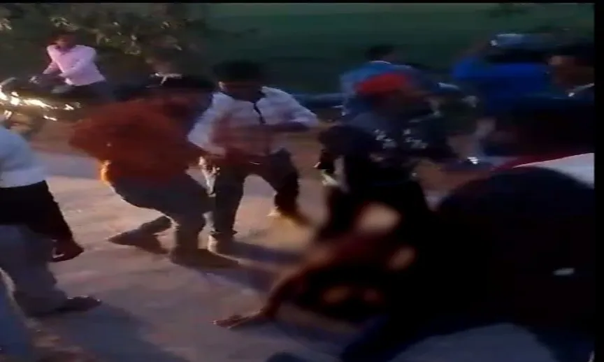 Bareilly News: नग्न कर ट्रक चालक को बीच सड़क पर कार सवारों ने पीटा, Video वायरल