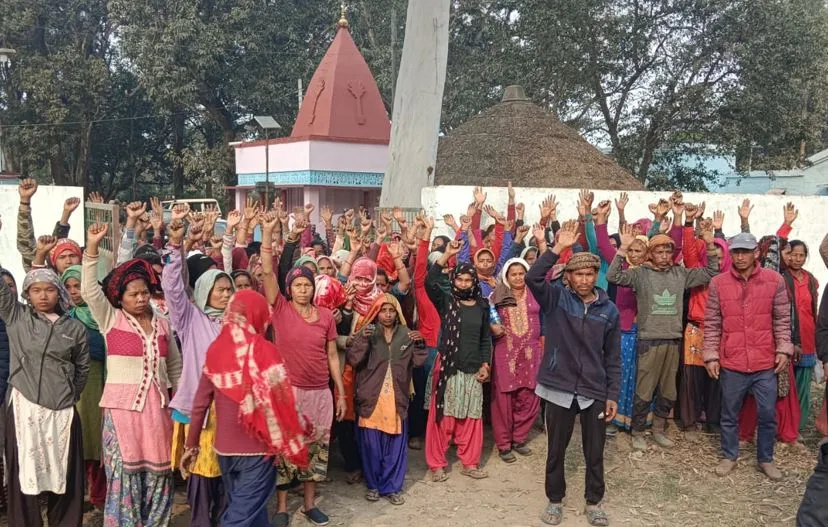 लखीमपुर-खीरी: जलौनी लकड़ी लेने जंगल गए तीन थारुओं को पकड़ने पर बवाल, जमकर नारेबाजी
