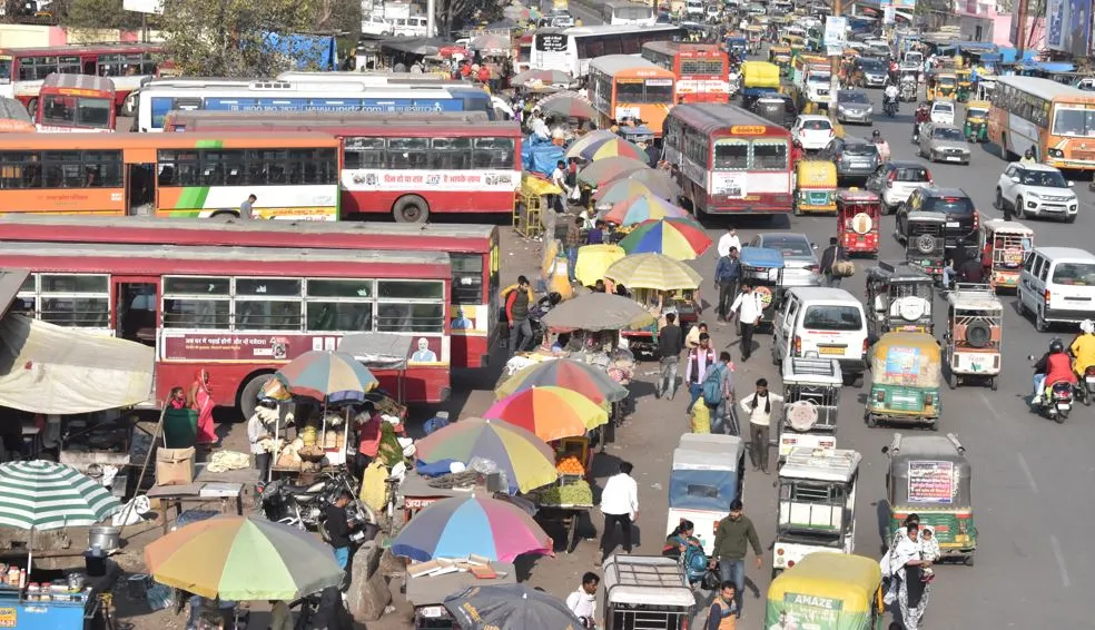 बरेली: ई-रिक्शा और टेंपो चालकों की मनमानी बरकरार, सेटेलाइट तिराहे पर लगा जाम