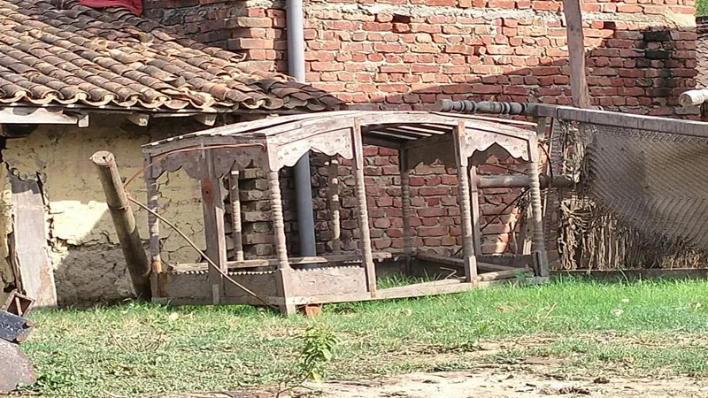 बहराइच: आधुनिकता की चकाचौंध में अब नहीं दिखते डोली और म्याना, अब लक्जरी वाहनों होती है दूल्हन की विदाई