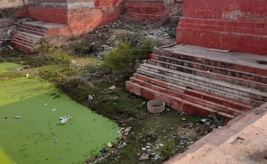 मथुरा: बदहाली पर आंसू बहा रहा वृन्दावन का गोविंद कुंड, नशेड़ियों का बना अड्डा 