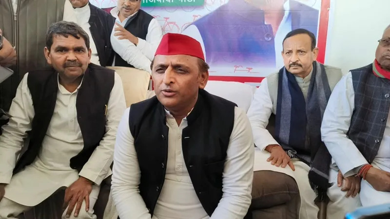 गोंडा पहुंचे अखिलेश यादव, प्रदेश की कानून व्यवस्था पर उठाया सवाल, कहा- अब तो हंसिया दिखा कर लूटे जा रहे बैंक