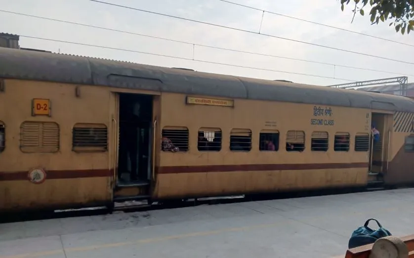 Bareilly News: सुविधाओं के नाम पर यात्रियों से ठगी, चेयरकार की जगह जनरल कोच लगाकर चला दी इंटरसिटी