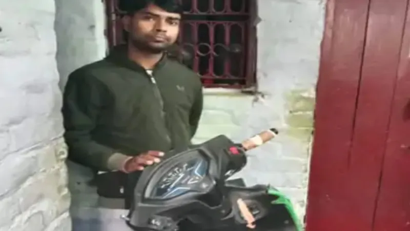 आगरा : हाउस टैक्स बकाया होने पर घर में खड़ी स्कूटी को सील कर आए निगम कर्मी, पार्षद ने दी बड़ी चेतावनी