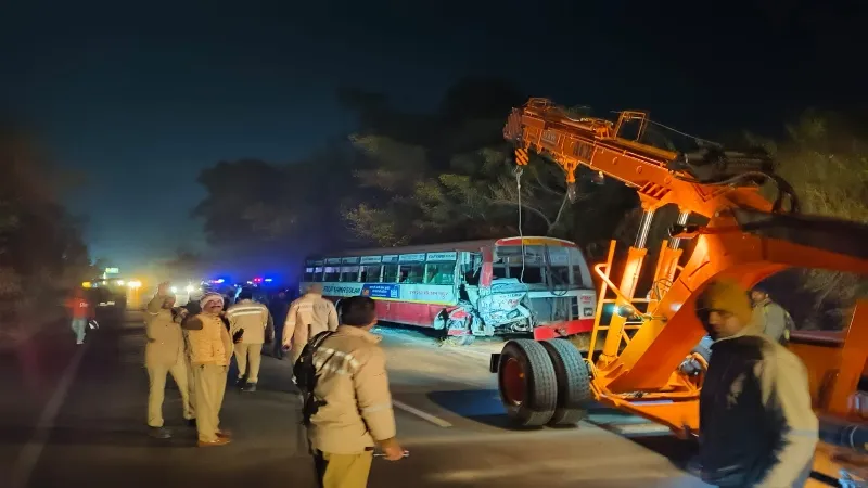 बहराइच सड़क हादसा: रोडवेज बस और ट्रक में टक्कर, चालक समेत आठ घायल