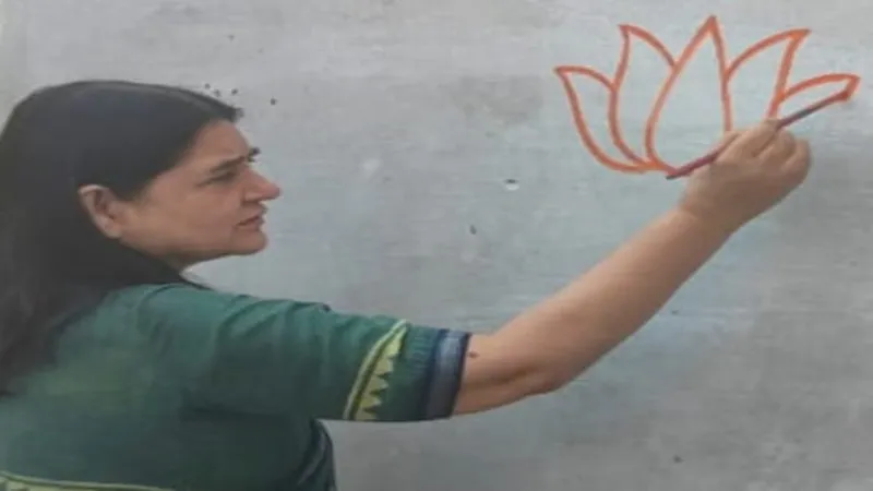सांसद मेनका गांधी ने दीवार पर बनाया कमल का फूल, कहा- साकार हो रहा सबका साथ-सबका विकास का मंत्र