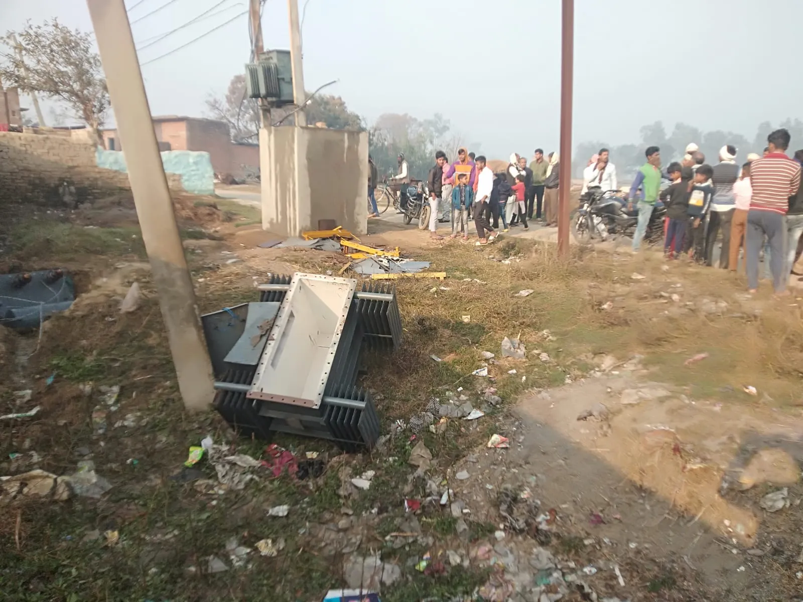 बदायूं: चोरों ने 250 केवी के ट्रांसफार्मर का कीमती सामान उड़ाया, जांच शुरू